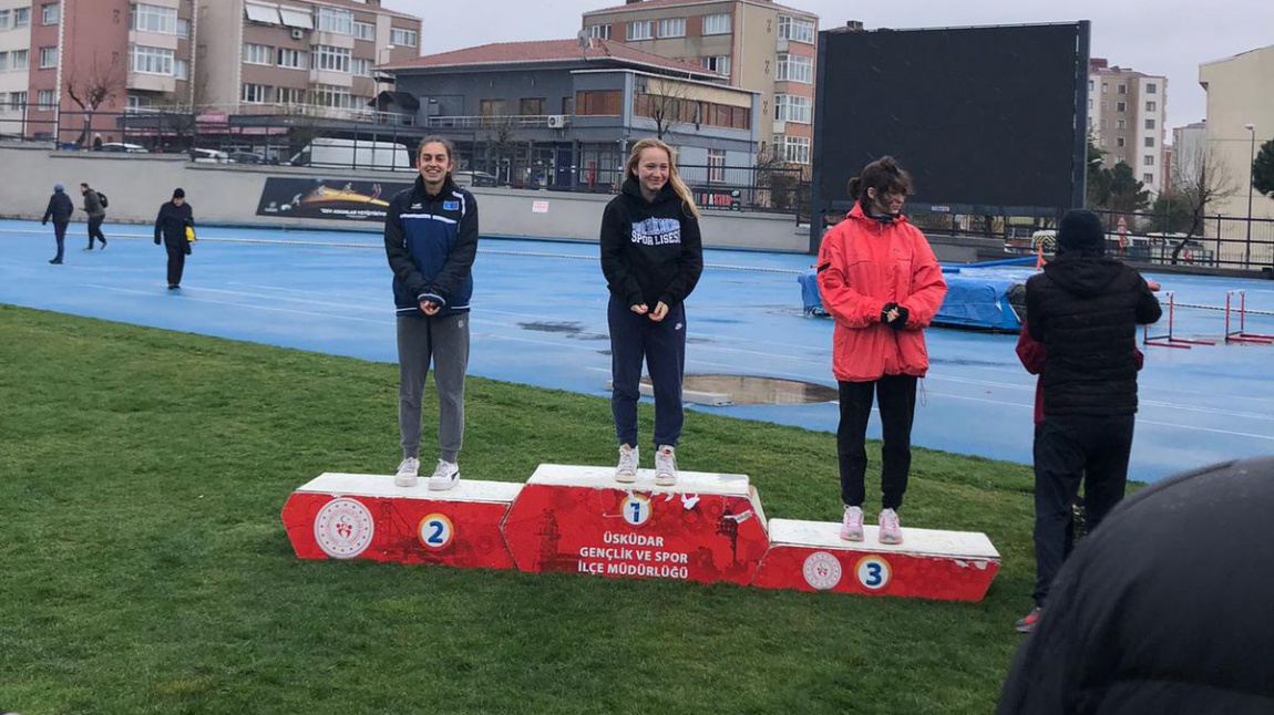 9-B sınıfından öğrencimiz Esra TÜZÜLER Liseler arası Genç Kızlar B Kategorisi Uzun Atlama Müsabakalarında 4,50 derecesiyle İstanbul ikincisi olmuştur.