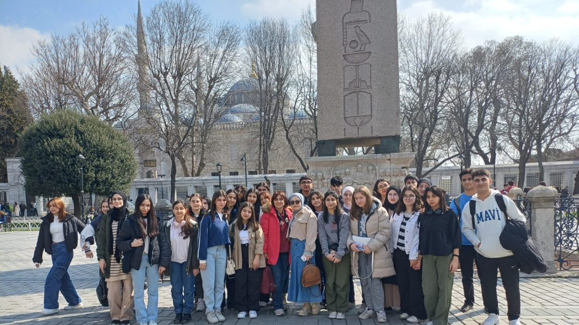 Öğretmenlerimiz Canan GÜLPINAR ve Esra ACAR’ın düzenlediği Ayasofya Camii ve Türk İslam Eserleri Müzesi gezimizden…